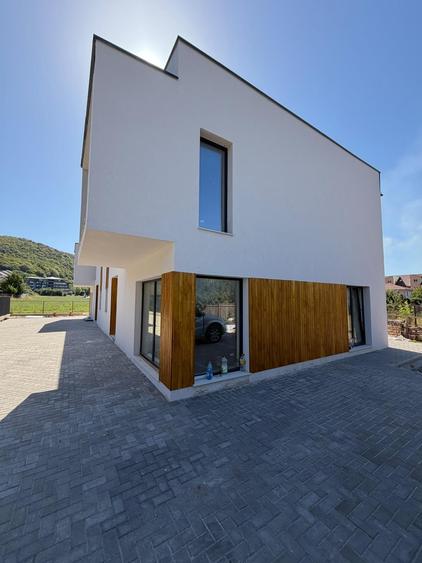 Duplex cu 5 camere cu Canalizare în Florești