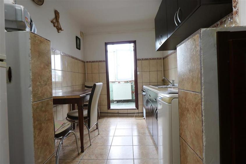Apartament cu 2 camere decomandat în Podul de Fier