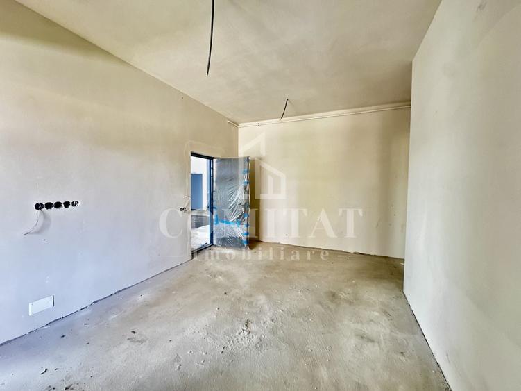 Apartament cu 3 camere semidecomandat în Florești