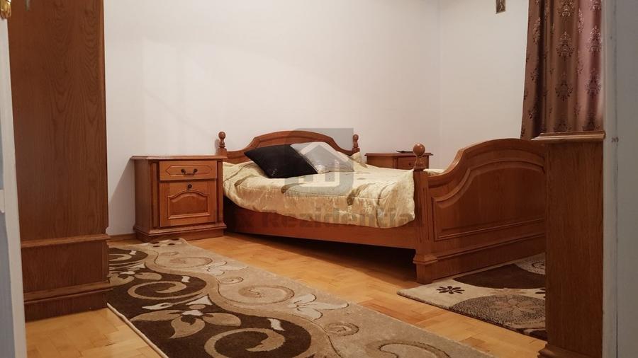 Casă individuală cu 9 camere cu Canalizare în Central
