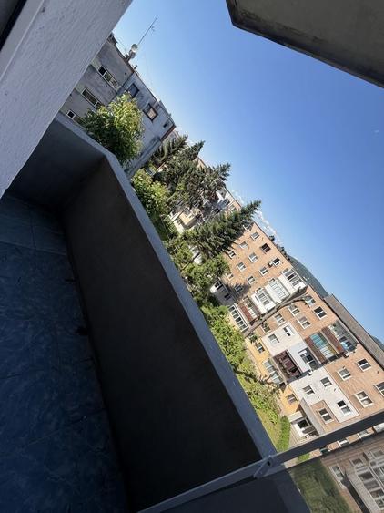 Apartament cu 3 camere semidecomandat în Zamfirescu