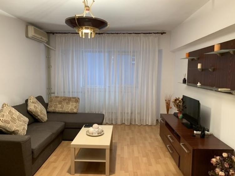 Apartament cu 3 camere decomandat, mobilat în P-ța Victoriei