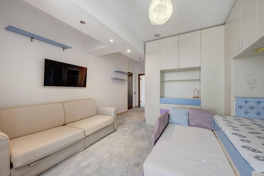 Penthouse cu 3 camere semidecomandat în Central