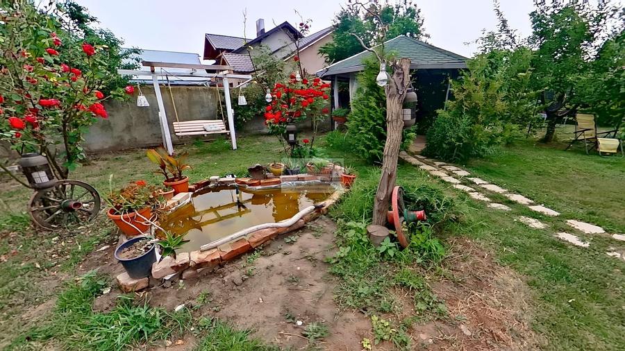 Casă individuală cu 6 camere cu Canalizare în Est
