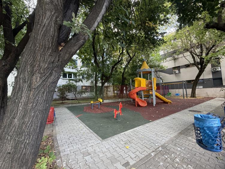 Apartament cu 3 camere decomandat în Olteniței