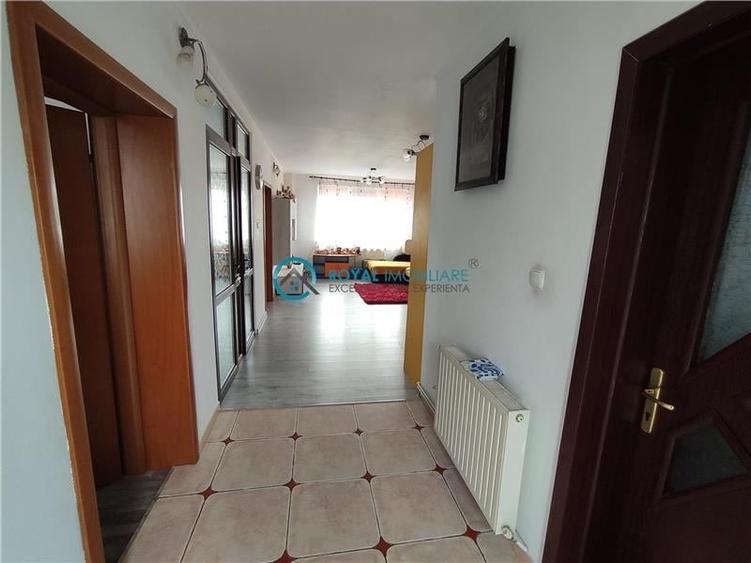 Casă individuală cu 6 camere cu Canalizare în Traian