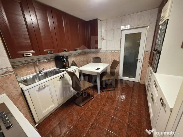 Apartament cu 4 camere semidecomandat în Central
