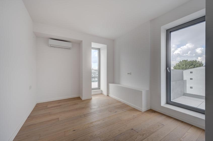 Penthouse cu 4 camere semidecomandat în Timpuri Noi
