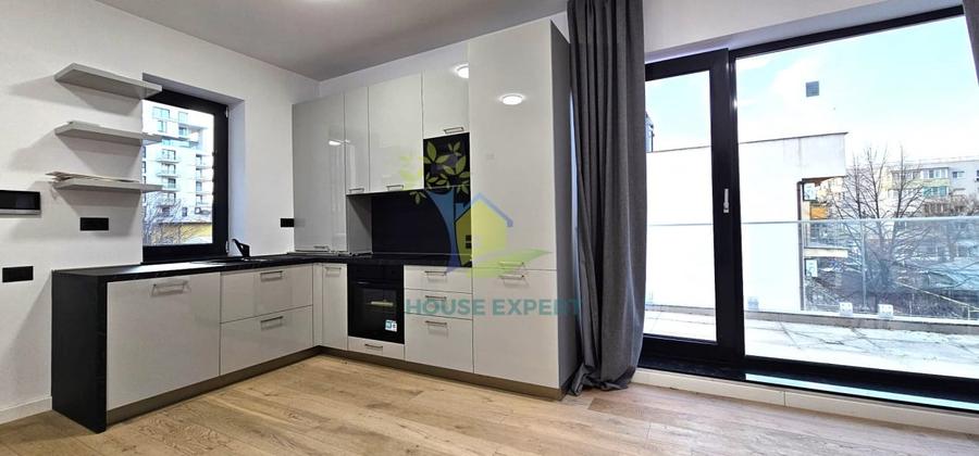 Apartament cu 3 camere semidecomandat în Aviației