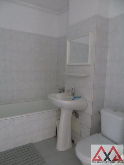 Apartament cu 3 camere decomandat în Dristor