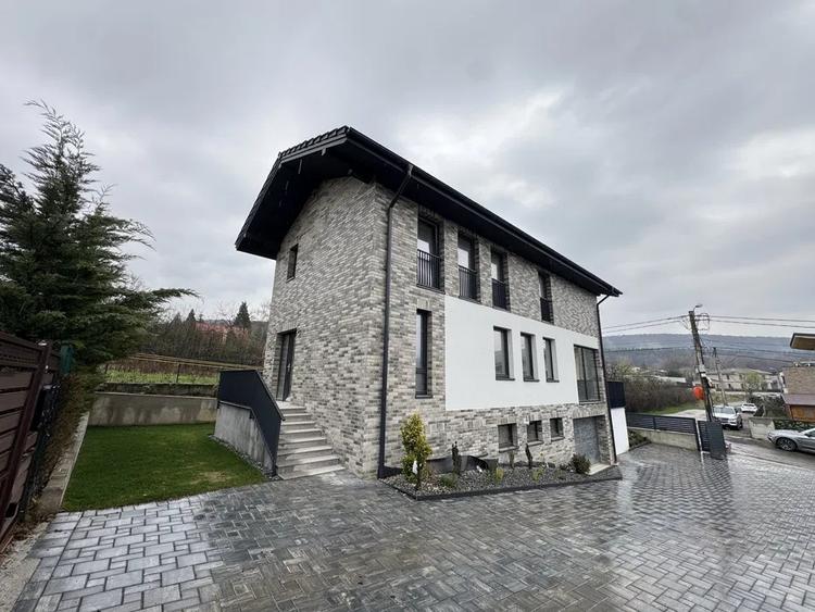 Casă individuală cu 5 camere cu Canalizare în Făget