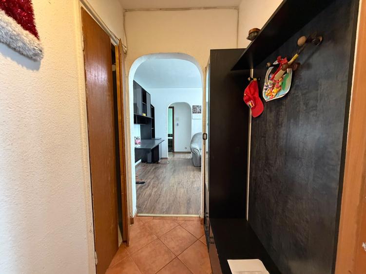 Apartament cu 3 camere semidecomandat în Titan