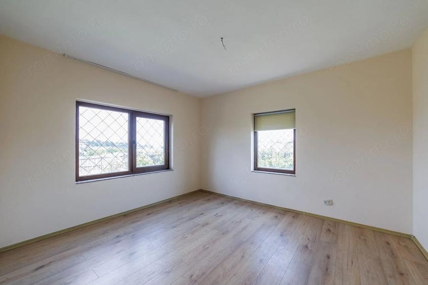 Casă cu 6 camere cu Teren 705 Mp în Central