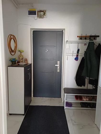 Apartament cu 3 camere decomandat în Berceni