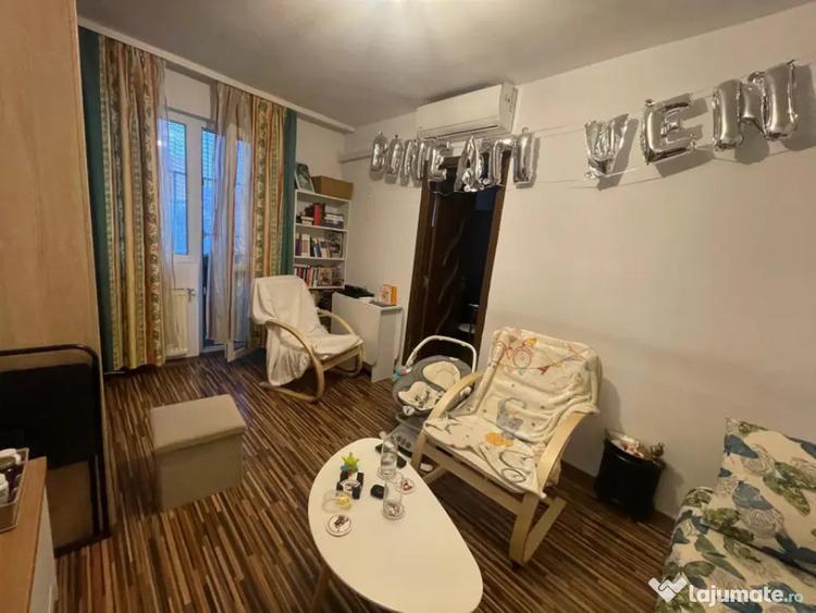 Apartament cu 3 camere semidecomandat în Craiovița Nouă