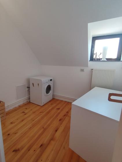 Apartament cu 4 camere semidecomandat în P-ța Victoriei