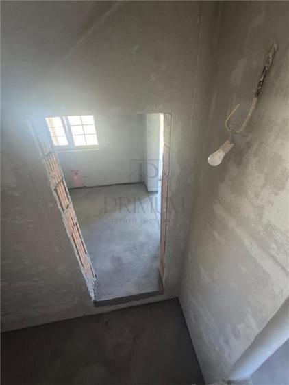 Casa individuala - despartita prin terasa - 4 benzi - zona excelenta - toate uti - 15