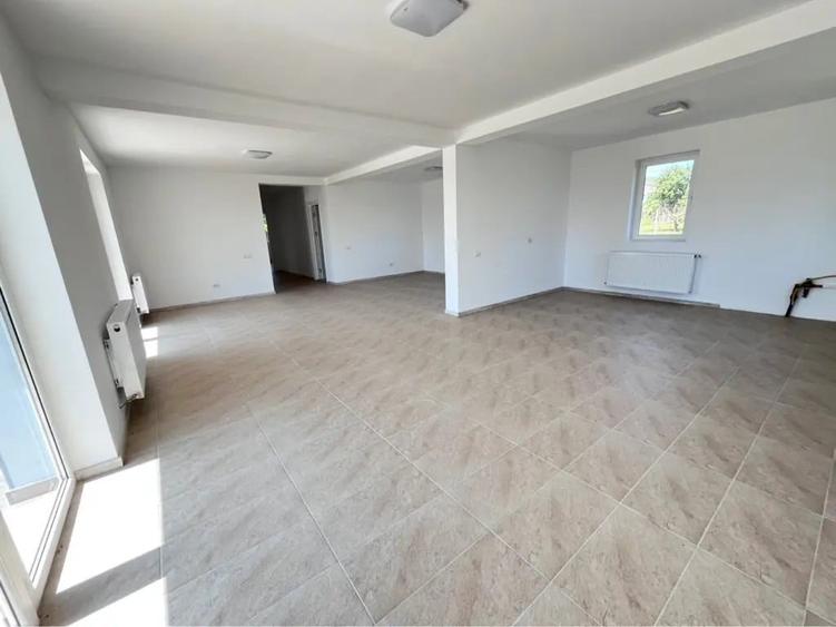 Spațiu comercial, de 280 mp, în Ștefănești