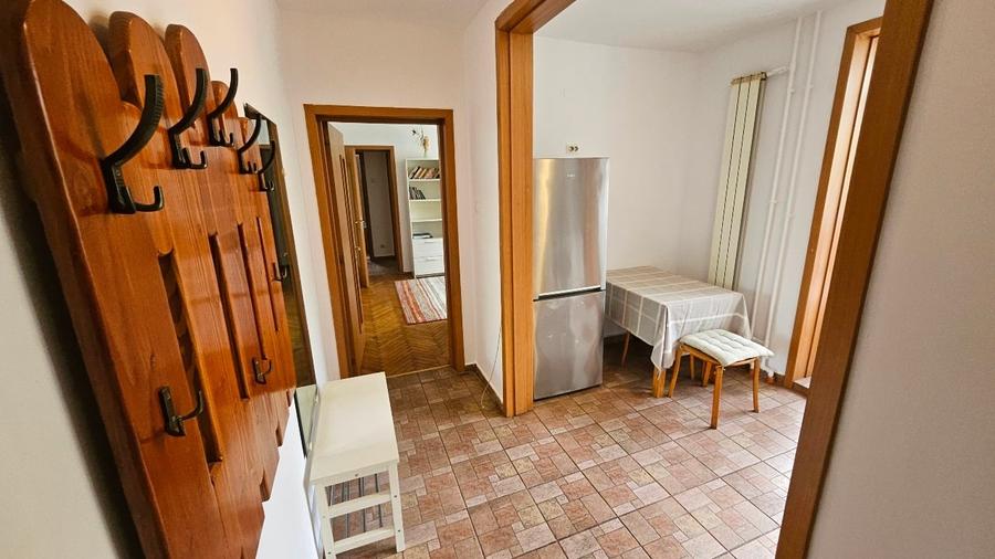 Apartament cu 3 camere semidecomandat, mobilat în Titan