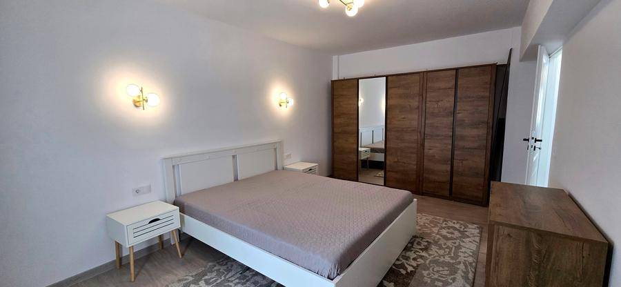Apartament cu 3 camere semidecomandat în Apărătorii Patriei
