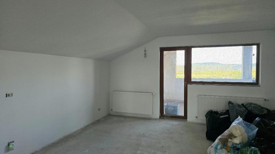 Casă cu 8 camere cu Teren 830 Mp în Brănișca