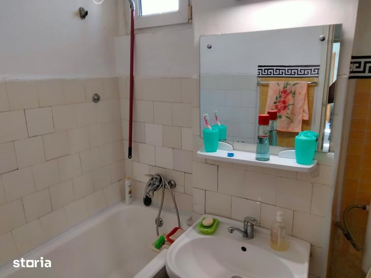 Apartament cu 3 camere semidecomandat în Tei