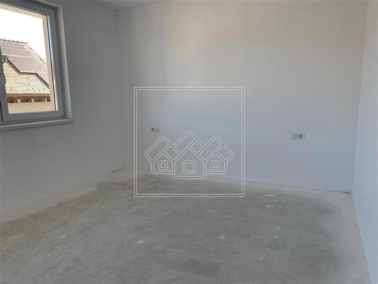 Casă individuală cu 4 camere cu Teren 277 Mp în Gușterița