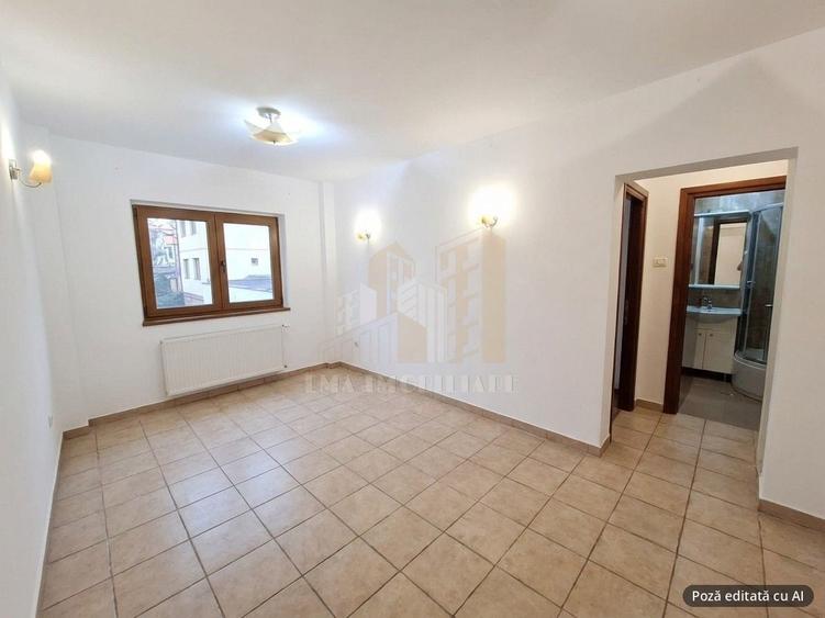 Apartament cu 4 camere semidecomandat în Triaj