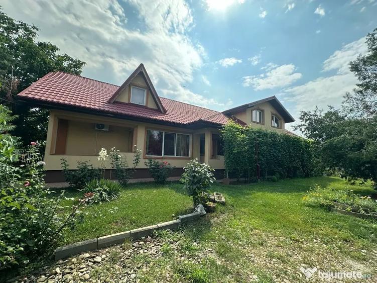 Casă cu 6 camere cu Teren 2250 Mp în Fulga