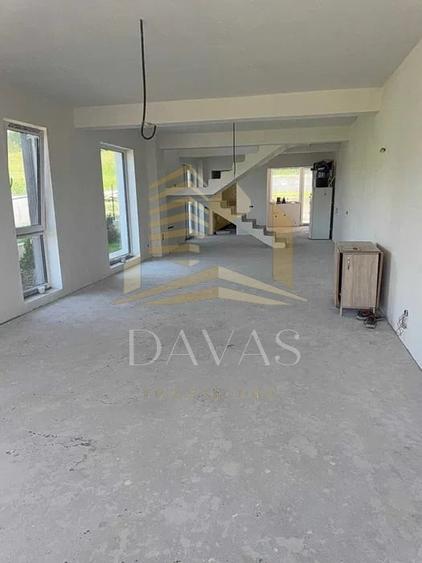 Casă individuală cu 5 camere cu Canalizare în Dâmbul Rotund