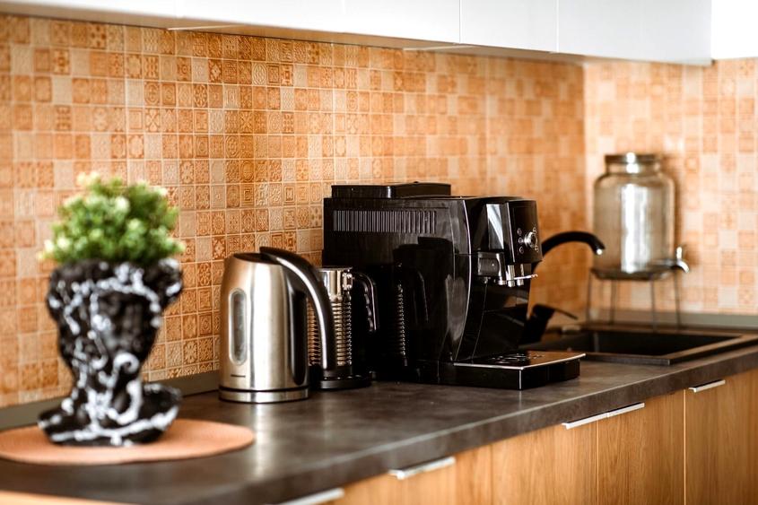 Apartament cu 3 camere semidecomandat, mobilat în Central