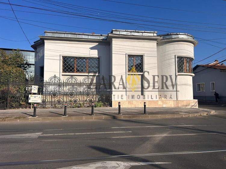 Casă individuală cu 8 camere cu Canalizare în Central