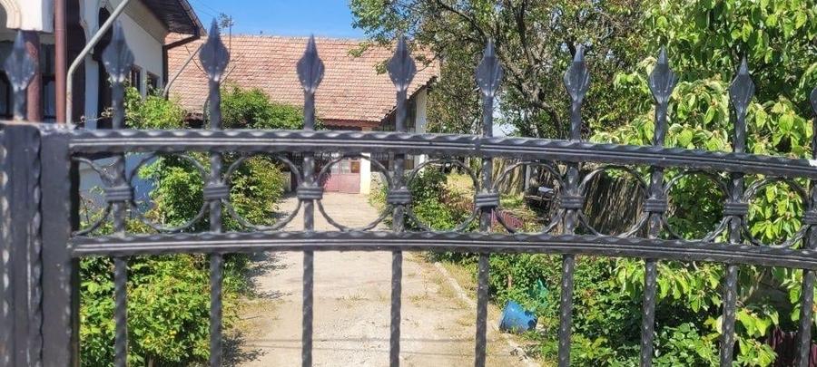Casă individuală cu 4 camere cu Canalizare în Teasc