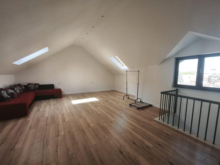 Duplex cu 4 camere cu Canalizare în Central