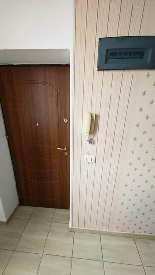 Apartament cu 3 camere semidecomandat, mobilat în Badea Cârțan