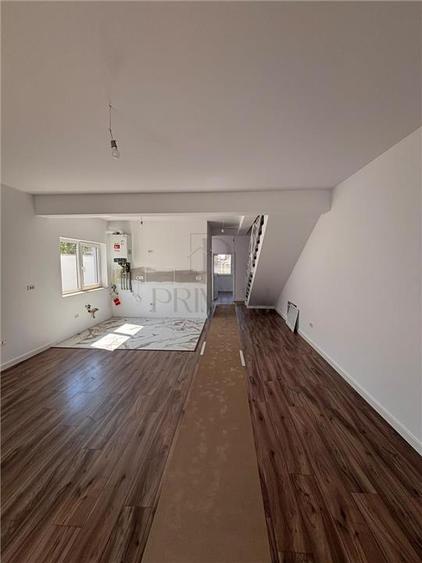 Duplex cu 5 camere cu Canalizare în Moșnița Nouă