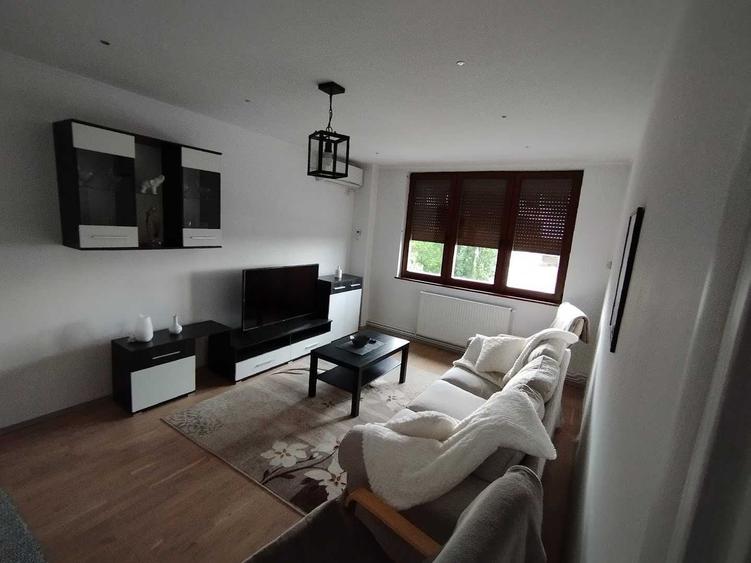Apartament cu 3 camere semidecomandat în Central