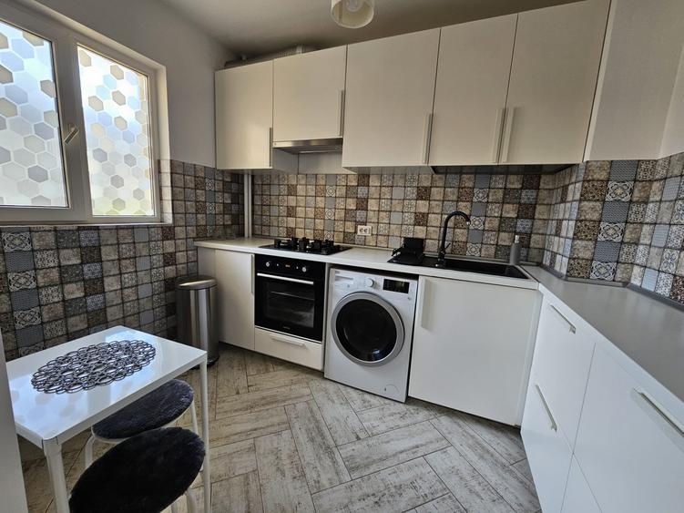 Apartament cu 3 camere decomandat în Tineretului