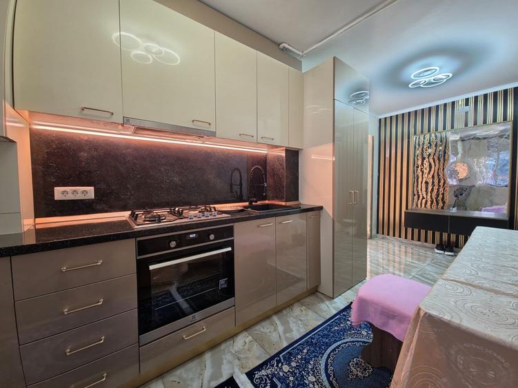 Apartament cu 4 camere semidecomandat în Tomis Nord