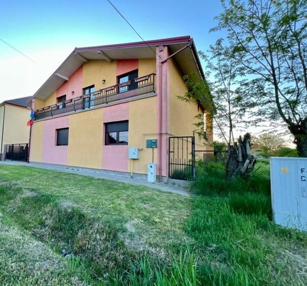 Casă cu 6 camere cu Canalizare în Moșnița Veche