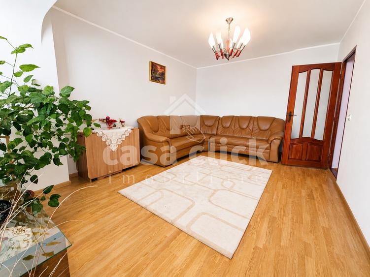Apartament cu 3 camere decomandat, mobilat în