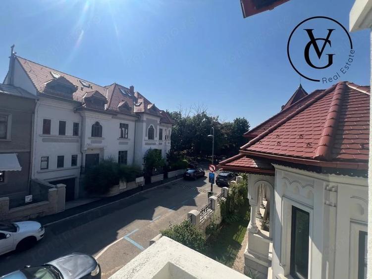 Casă cu 9 camere cu Teren 450 Mp în Dorobanți
