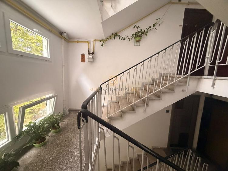 Apartament cu 3 camere semidecomandat în Berceni