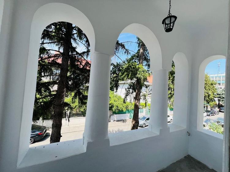 Casă individuală cu 11 camere cu Canalizare în Dorobanți