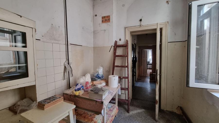 Apartament cu 3 camere semidecomandat în Cantemir