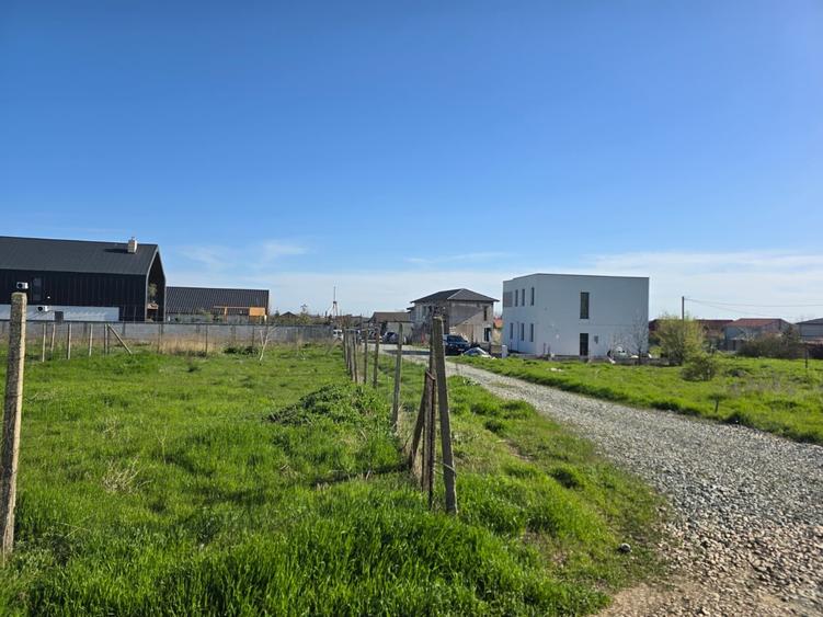 Teren Construcții intravilan de 450 mp, în Lazu