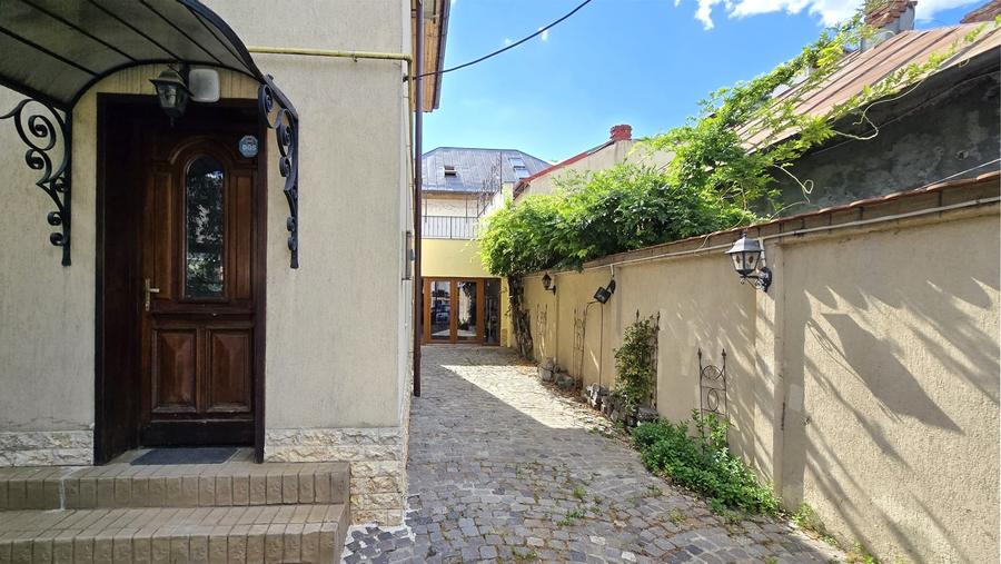 Casă individuală cu 7 camere cu Garaj în Tineretului