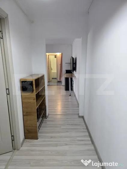 Apartament cu 3 camere semidecomandat în Soarelui