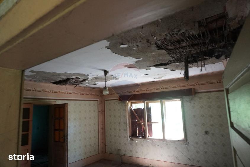 Casă cu 2 camere cu Teren 1958 Mp în Tisa