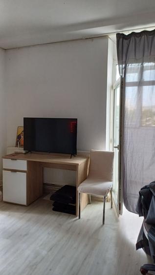 Apartament cu 3 camere semidecomandat în Iancului